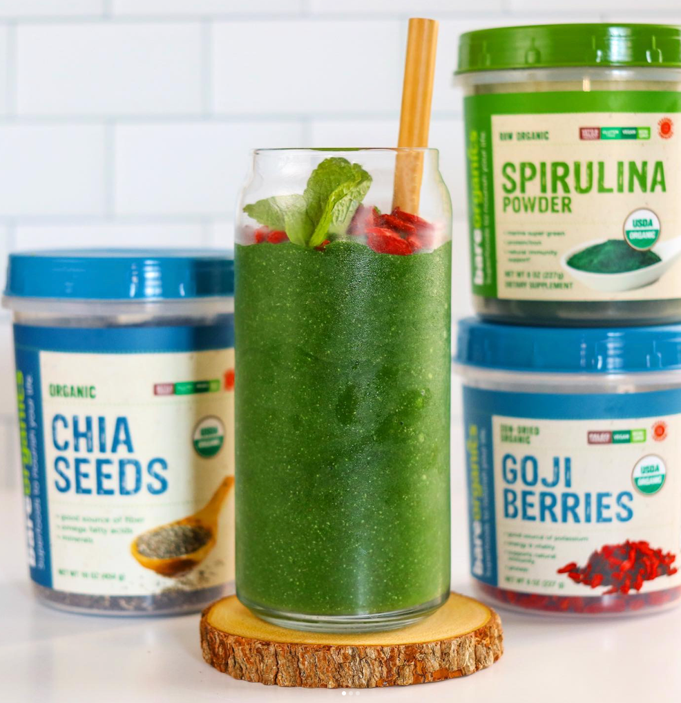 Green Smoothie with Chia Seeds, Goji Berries and Spirulina
